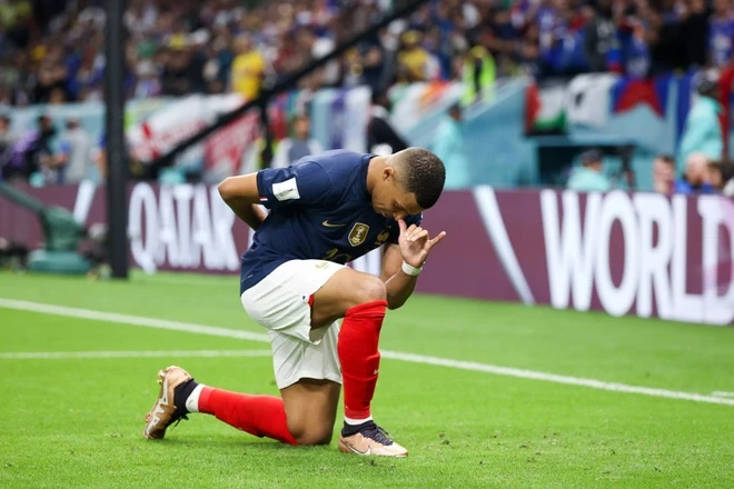 Tư thế ăn mừng bàn thắng độc đáo của Mbappé - Phong cách sống